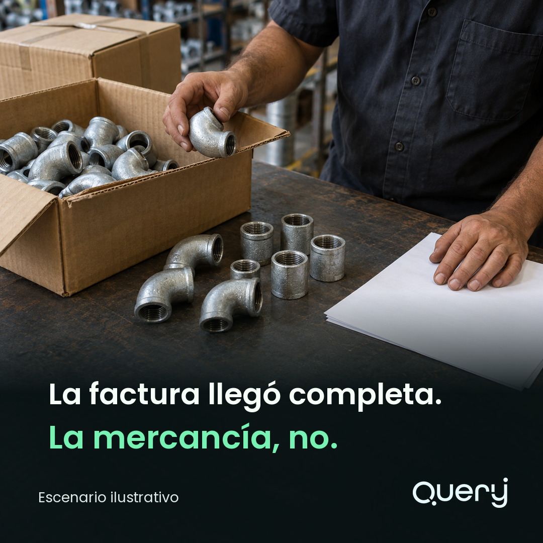 Revisión de mercancía recibida parcialmente sobre una mesa de recepción. Escenario ilustrativo.